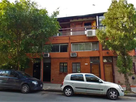 Venta PH 2 ambientes al frente PB y entrepiso entrada independiente Apto prof - Saavedra