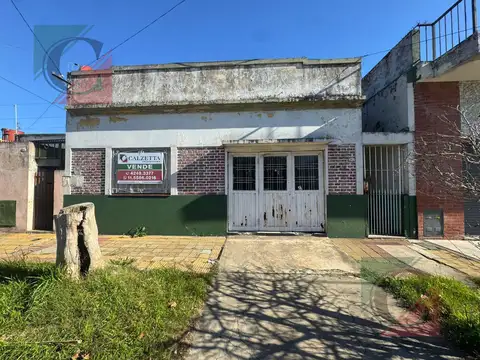 Casa 3 ambientes con cochera   depto a refaccionar Lanús Oeste