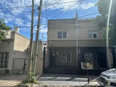 EXCELENTE TRÍPLEX 4 AMBIENTES CON PATIO Y COCHERA