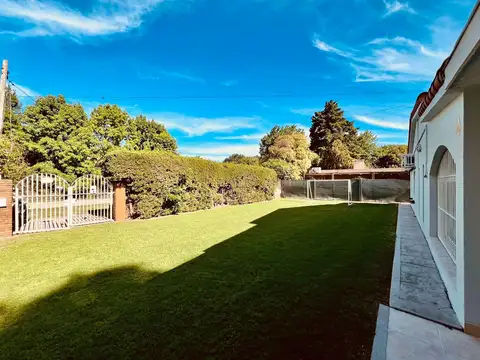 Casa en Venta con 3 cocheras