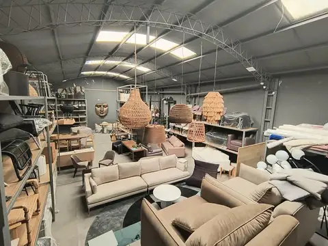 Amplio local comercial en Pichincha