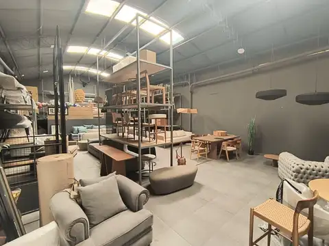 Amplio local comercial en Pichincha