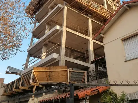 LOTE EN VENTA CON ESTRUCTURA CONSTRUIDA