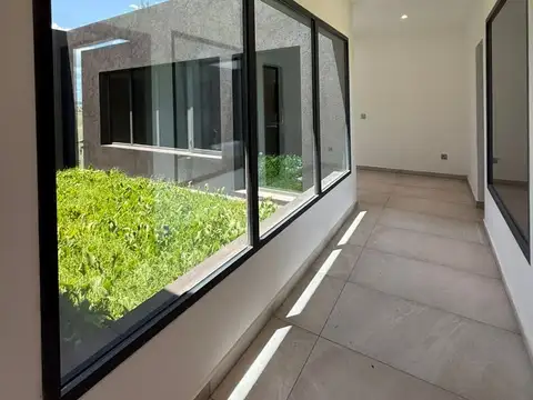 Casa 4 ambientes con 5 baños