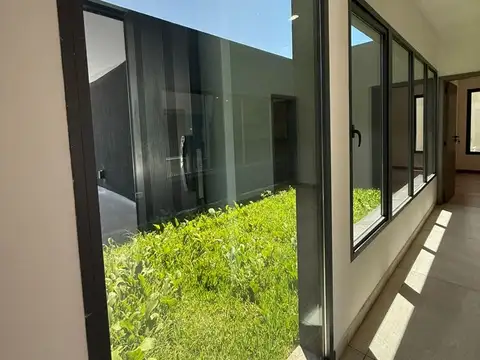 Casa en Venta con 6 cocheras