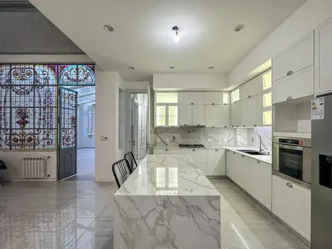 Casa de 4 dormitorios más escritorio con patio y terraza con parrillero