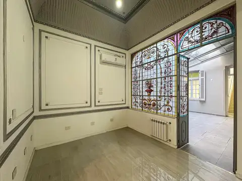 Casa de 4 dormitorios más escritorio con patio y terraza con parrillero