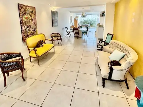 Casa en Venta con 2 cocheras