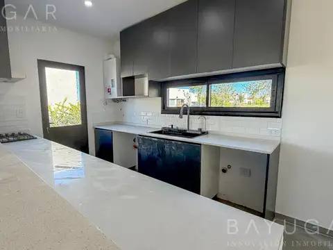Casa 4 ambientes con 3 baños