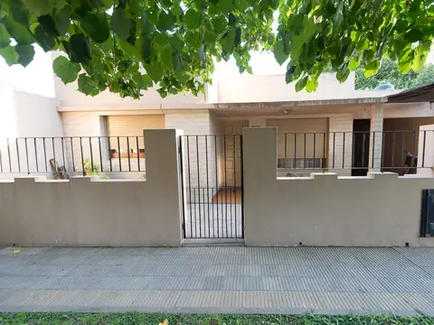 CASA 2 DORMITORIOS EN VENTA LA PLATA CON PATIO