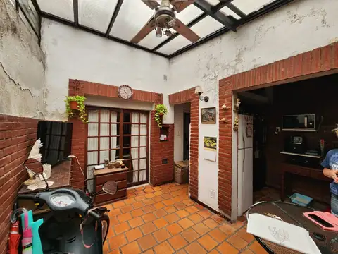 Tipo casa 3 ambientes - a refaccionar - u$d 60.000 - a mts. de la peatonal - CENTRICO -