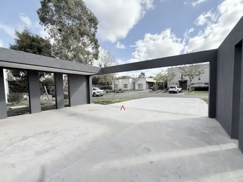 Casa en Venta con 3 cocheras