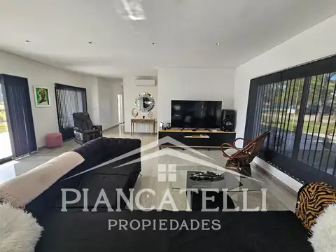 Casa 5 ambientes con 3 baños