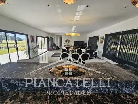 Casa en Venta con 2 cocheras