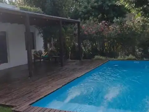 Casa 4 ambientes con 2 baños