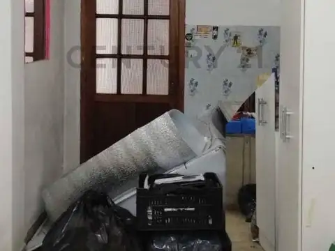 7 esquina 513. Casa con dos dormitorios con cochera para dos autos.