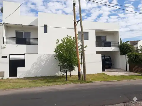 Casa en Venta en Gonnet de tres dormitorios