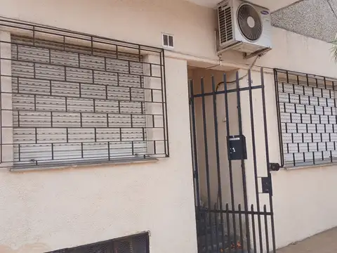 Departamento 2 amb. Planta Baja Frente con Patio.