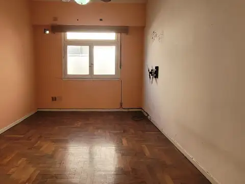 Departamento de 3 Ambientes Lateral Muy Luminoso, Bajas exp. 1° Piso x Escalera