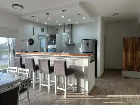 Casa 7 ambientes con 4 baños