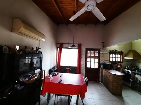 Casa 4 ambientes con 2 baños
