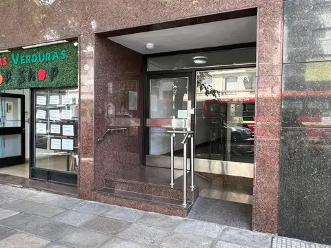 Venta departamento dos ambientes con patio en Balvanera