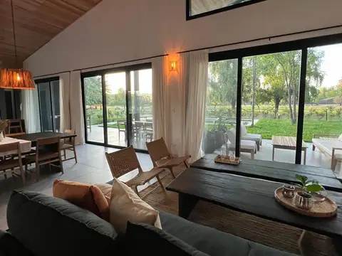 Exclusiva, moderna y cálida casa de 6 ambientes en Barrio Privado Tessalia / Tierra de Centauros