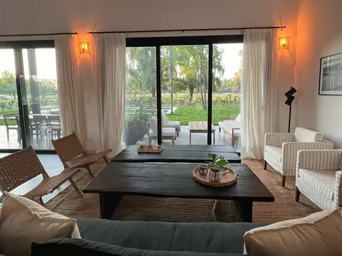 Exclusiva, moderna y cálida casa de 6 ambientes en Barrio Privado Tessalia / Tierra de Centauros