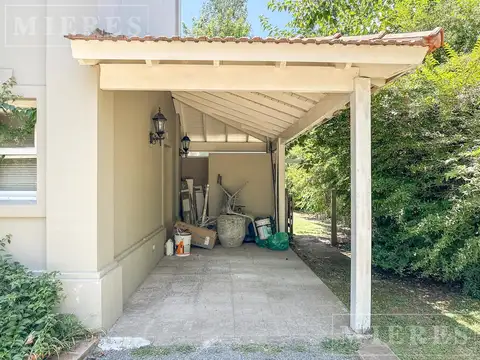 Casa en venta en La Delfina, Avenida Juan Domingo Peron 1351