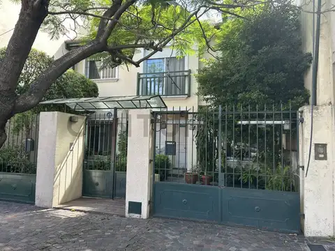 VENTA EXCELENTE TRIPLEX 4 AMB CON PLAYROOM, COCHERA Y PATIO.