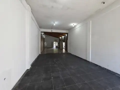 Gran salon con destino comercial - 2 baños - Berazategui - 200m2