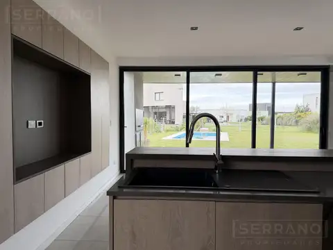 Casa en Alquiler con 4 cocheras