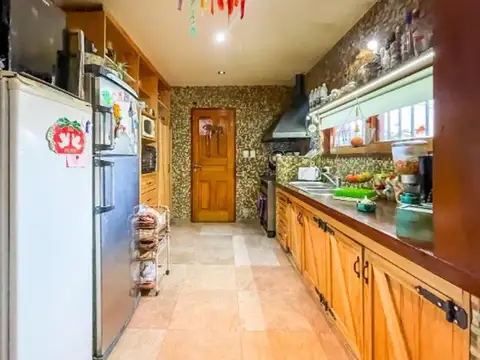 Casa 6 ambientes con 2 baños