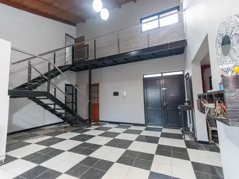 Casa 6 ambientes con 2 baños