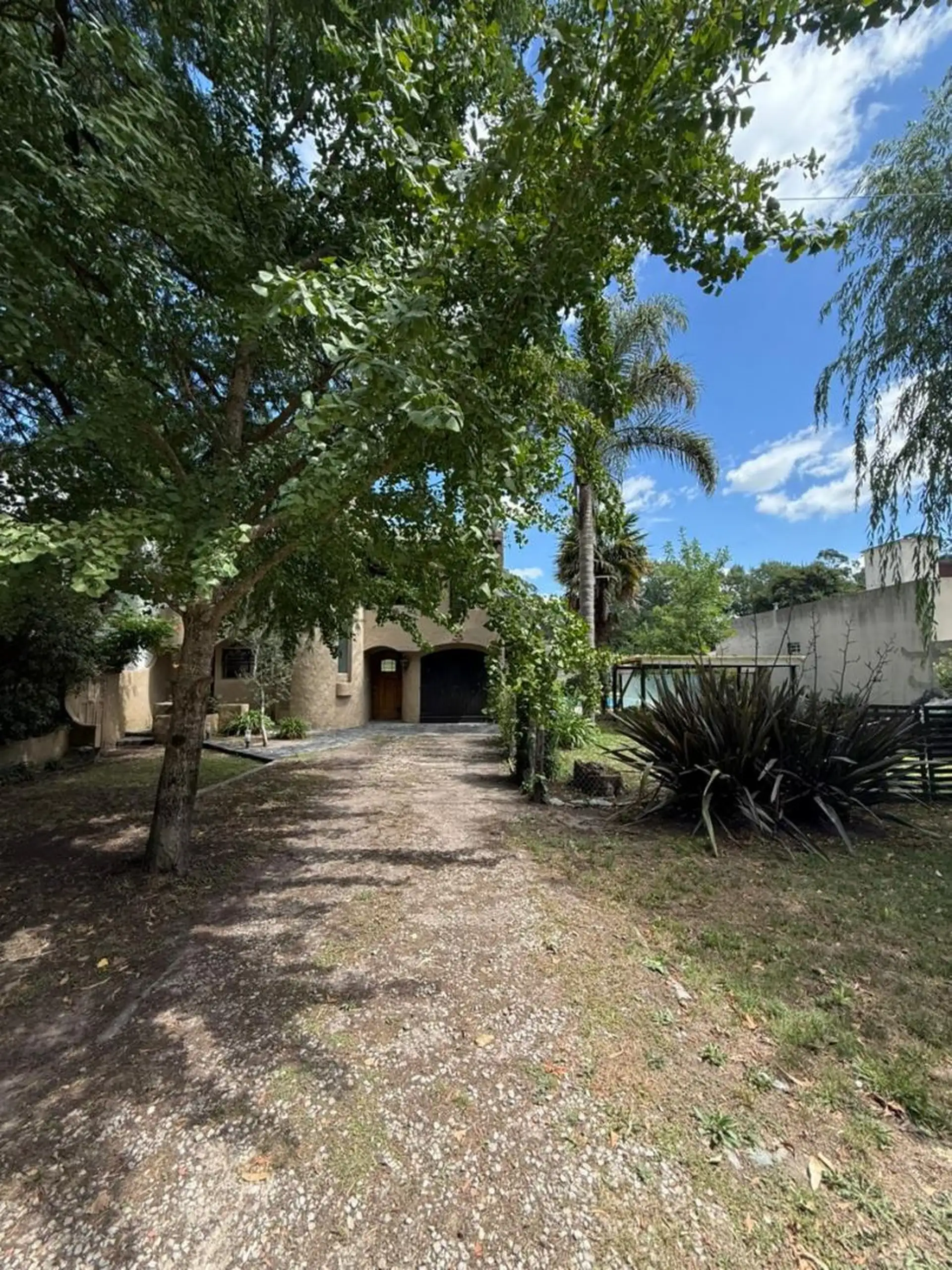 Chalet estilo colonial en dos lotes - parque, piscina y doble garage en Los Tilos