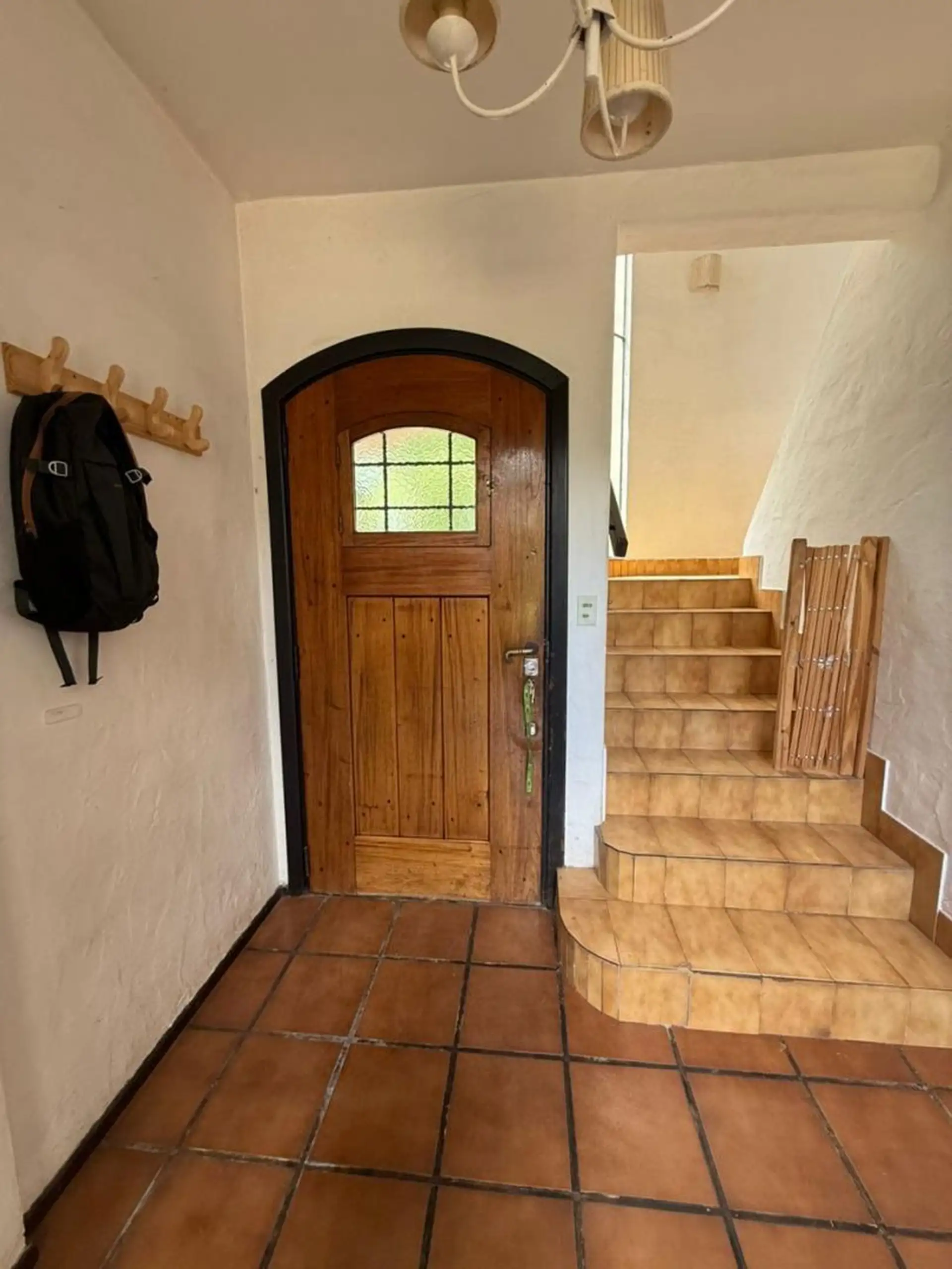 Chalet estilo colonial en dos lotes - parque, piscina y doble garage en Los Tilos