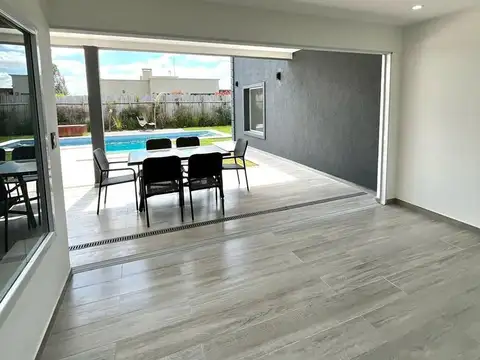 Casa en Venta con 3 cocheras