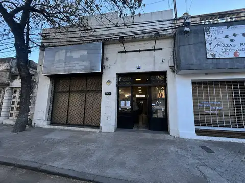 Venta: Local comercial de 610 m2 con posibilidad de construir hasta 1700 m2 en PB y 3 pisos. Abasto.