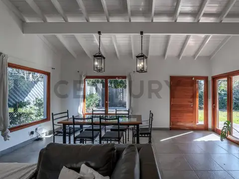 VENTA CASA 4 AMBIENTES CON DEPENDENCIA, QUINCHO Y PISCINA EN DON TORCUATO.