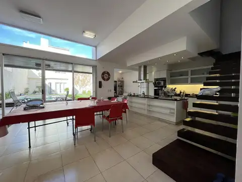 Venta casa interna unica, 2 dormitorios, galería con parrillero y pileta. Barrio Luis Agote, Rosario