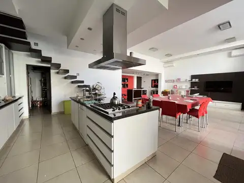 Venta casa interna unica, 2 dormitorios, galería con parrillero y pileta. Barrio Luis Agote, Rosario