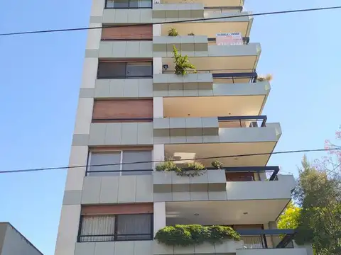 PISO DE CATEGORIA ZONA RESIDENCIAL.4 Ambientes con Dependencia., 2 Cocheras, Baulera.