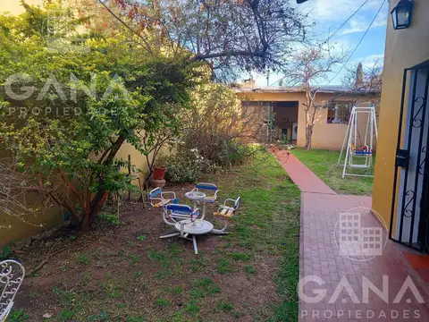 Venta casa en barrio Alberdi 2 dormitorios cochera Patio verde quincho con parrillero apto credito