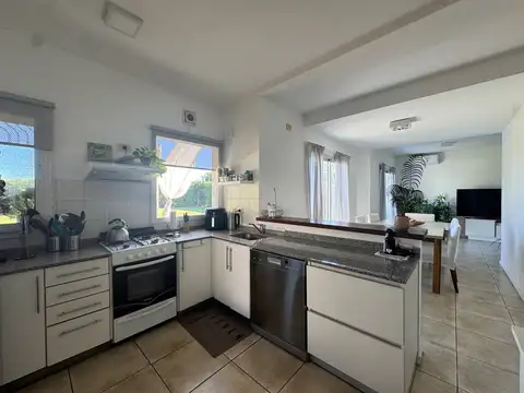 Casa 5 ambientes con 3 baños