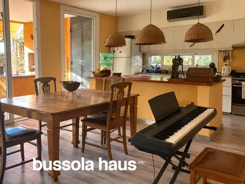 Casa 4 ambientes con 2 baños