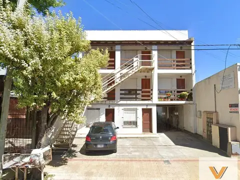 Vende departamento en planta baja  - 1 Dormitorio y patio, estacionamiento - Tandil semicentro