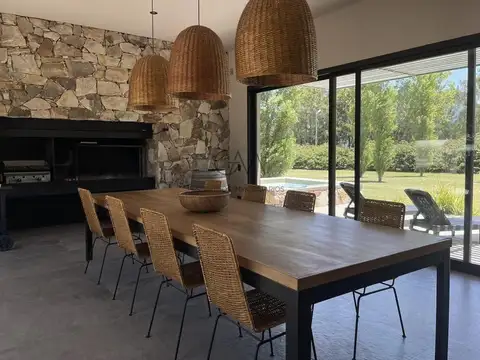 Casa 4 ambientes con 3 baños