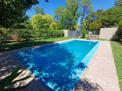 CASA EN VENTA DE DOS DORMITORIOS CON PILETA EN ROLDAN