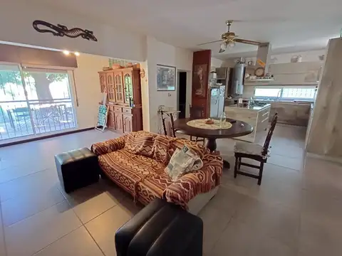 CASA EN VENTA CON PILETA EN ROLDAN