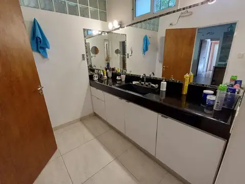 CASA EN VENTA DE DOS DORMITORIOS CON PILETA EN ROLDAN